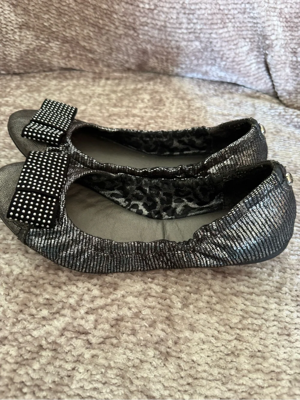 Guess Ballet Flats 7.5 Charcoal Gray Black Silver Cinched Sides And Toe Bow